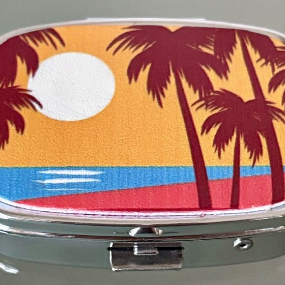 Bold Retro Style Tropical Beach Rectangular 2 Compartment Purse Travel Pill Box - Picture 1 of 5
